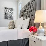 Apartment Stunning Modern And Fully-upgraded 5 Bedroom W Pool