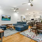 Apartment Stunning Modern And Fully-upgraded 5 Bedroom W Pool *
