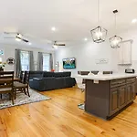 Stunning Modern And Fully-upgraded 5 Bedroom W Pool Apartment New Orleans