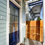 Stunning Modern And Fully-Upgraded 5 Bedroom W Pool