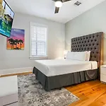 Stunning Modern And Fully-upgraded 5 Bedroom W Pool