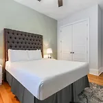 Apartment Stunning Modern And Fully-upgraded 5 Bedroom W Pool