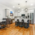 Stunning Modern And Fully-upgraded 5 Bedroom W Pool Apartment