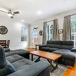 Apartment Stunning Modern And Fully-upgraded 5 Bedroom W Pool