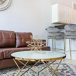 Hosteeva Modern Condo Steps To St Charles Ave & Close To Fq
