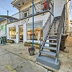 Uptown Nola Apt On Magazine Street With Backyard!