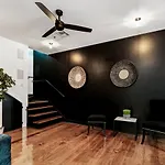 Luxury 5 Bedroom With Private Rooftop *