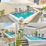 Luxury 5 Bedroom With Private Rooftop *