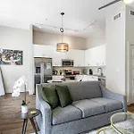 Tasteful Condo Walking Distance To French Quarter