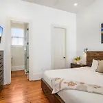 Apartment 3br On Carondelet By Hosteeva
