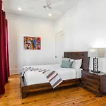 3br On Carondelet By Hosteeva *