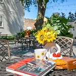 Apartment 3br On Carondelet By Hosteeva