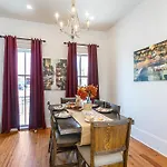 Apartment 3br On Carondelet By Hosteeva