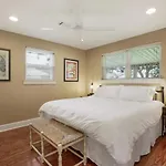 Charming Home W Huge Yard Near Bayoucity Park!
