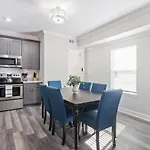 Vibrant 5Br Close To Street Car