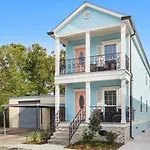 Vibrant 5Br Close To Street Car