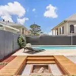 Lakeview Gem 3 Bedroom With Pool Holiday home