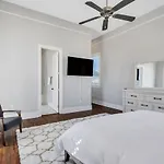 Chic 3Br Esplanade Home W Yard