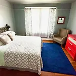 Mid 2 Br- Beautiful, Renovated Arts & Crafts Flat Apartment