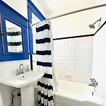 Mid 2 Br- Beautiful, Renovated Arts & Crafts Flat *