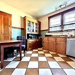 Mid 2 Br- Beautiful, Renovated Arts & Crafts Flat