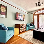 Mid 2 Br- Beautiful, Renovated Arts & Crafts Flat * New Orleans