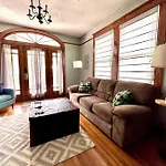 Mid 2 Br- Beautiful, Renovated Arts & Crafts Flat