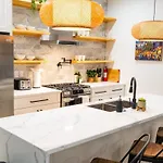 Holiday home Shimmering New Nola Tvs In Bedrooms & Parking