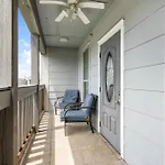 Baronne Street Spacious And Fully Furnished Condo