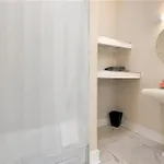 Modern 4br Retreat Walk To Downtown Apartment