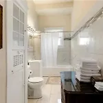 Modern 4br Retreat Walk To Downtown