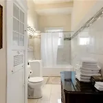 Spacious 4br Retreat Comfort & Style - Downstairs Apartment