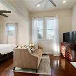 Modern 4br Retreat Walk To Downtown Apartment