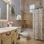 Apartment Hosteeva Modern Near Magazine St & Close To Fq
