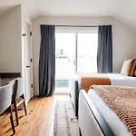 Luxe 7 Bedroom Heated Pool & Holiday home *