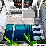 Expansive 7 Bedroom Heated Pool &