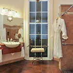 Ashton's Bed & Breakfast 4*