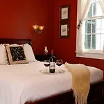 Ashton's Bed & Breakfast 4*