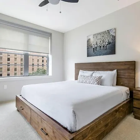 Spacious A Short Ride Away From Superdome Apartment