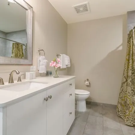 Spacious A Short Ride Away From Superdome Apartment *