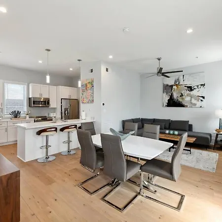 Apartment Modern Bywater Condo- Off Street Parking !