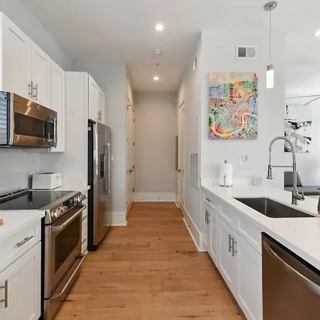 Apartment Modern Bywater Condo- Off Street Parking !
