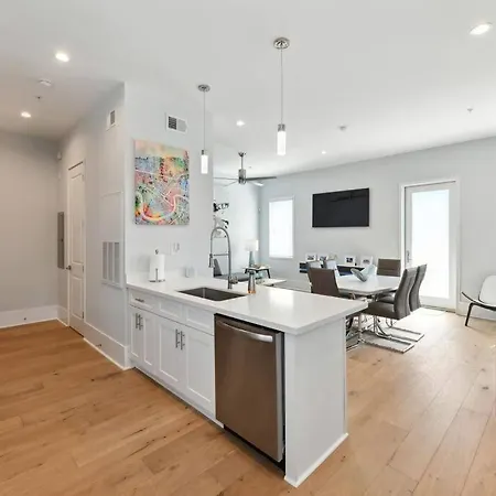 Modern Bywater Condo- Off Street Parking ! Apartment New Orleans