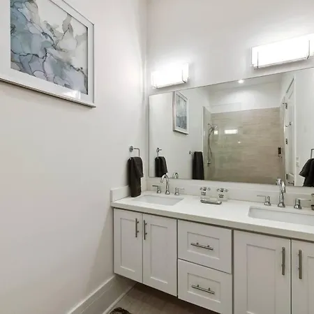 Modern Bywater Condo- Off Street Parking ! Apartment