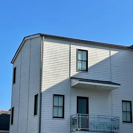 Modern Bywater Condo- Off Street Parking ! *