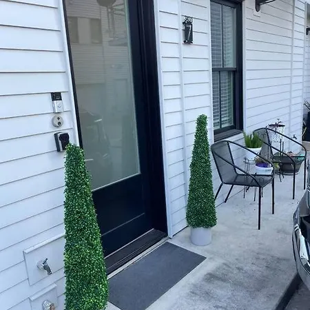 Modern Bywater Condo- Off Street Parking !