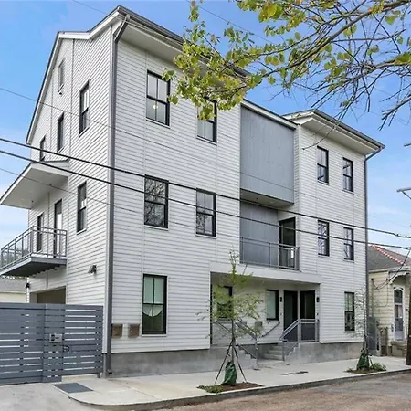 Modern Bywater Condo- Off Street Parking !