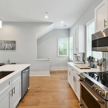 Apartment Modern Bywater Condo- Off Street Parking !