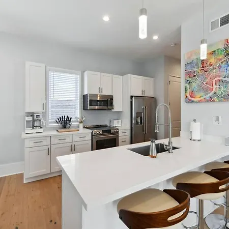 Apartment Modern Bywater Condo- Off Street Parking ! *