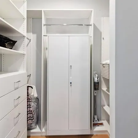 Apartment Modern Bywater Condo- Off Street Parking !